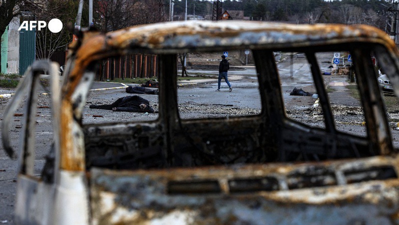 «Вулиці всіяні тілами»: у Бучі в братській могилі поховали 280 людей, - міський голова. ФОТО 18+