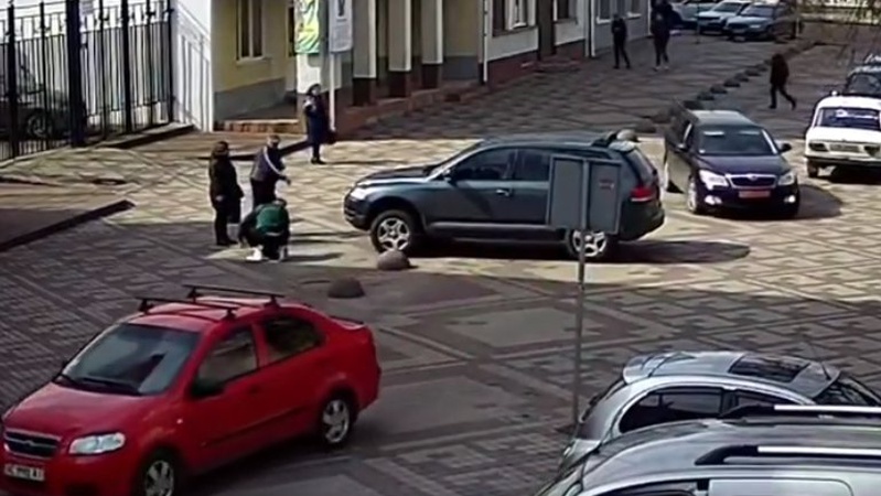 У центрі Луцька позашляховик завис на бетонній півкулі