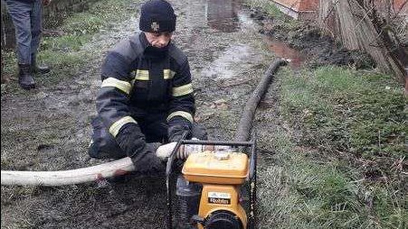 Понад 40 м³ води: у Ківерцях затопило двір