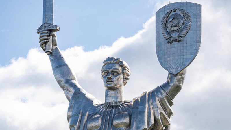 З Батьківщини-Матері знімуть герб СРСР