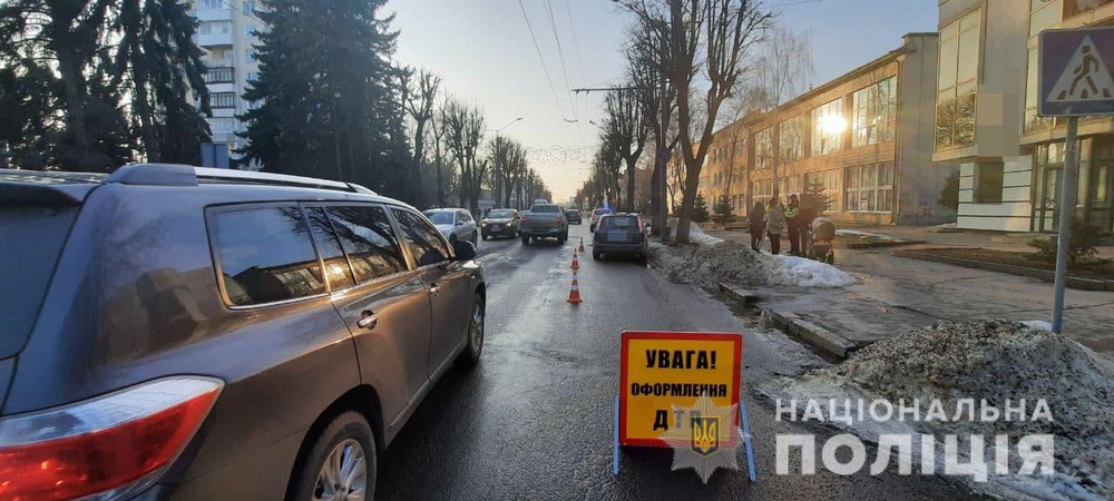 У Луцьку біля гімназії водійка легковика збила пішохода