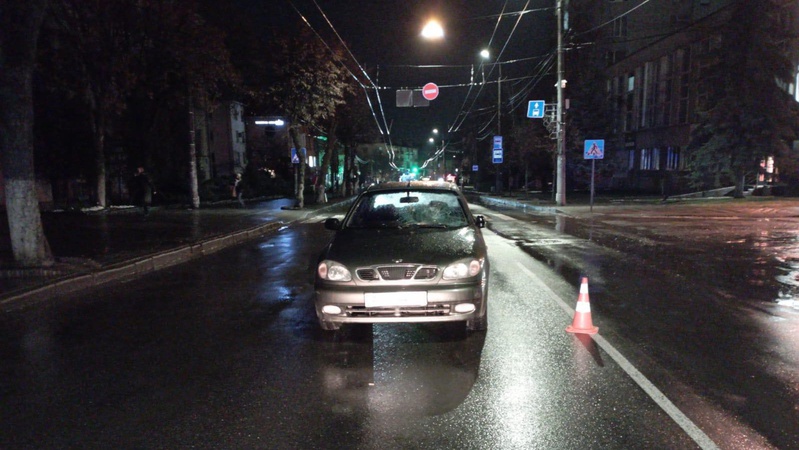 У Луцьку на переході легковик наїхав на чоловіка і жінку. ФОТО