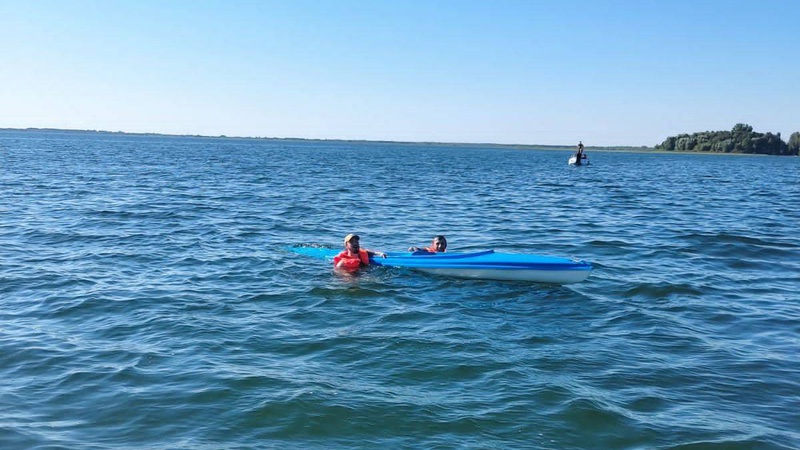 На Світязі з води дістали двох чоловіків, які перекинулися на байдарці