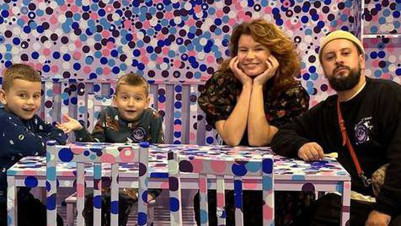 Артист з Луцька MONATIK романтично привітав дружину з «бляшаним» весіллям .ФОТО