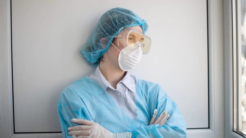 «Лікарі готуються до катастрофи»: в Україні почали масово скорочувати медиків та урізати їм зарплати