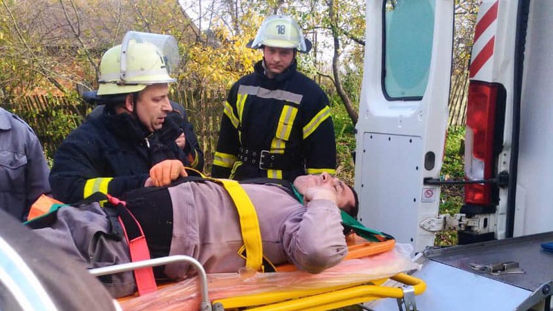 На Волині чоловік травмувався і не зміг злізти з дерева