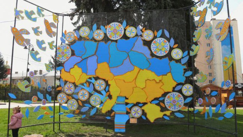 Центр Луцька прикрасили до Великодня. ФОТО