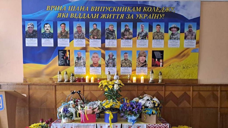 У коледжі міста Рожище відкрили пам’ятну дошку 16 загиблим випускникам