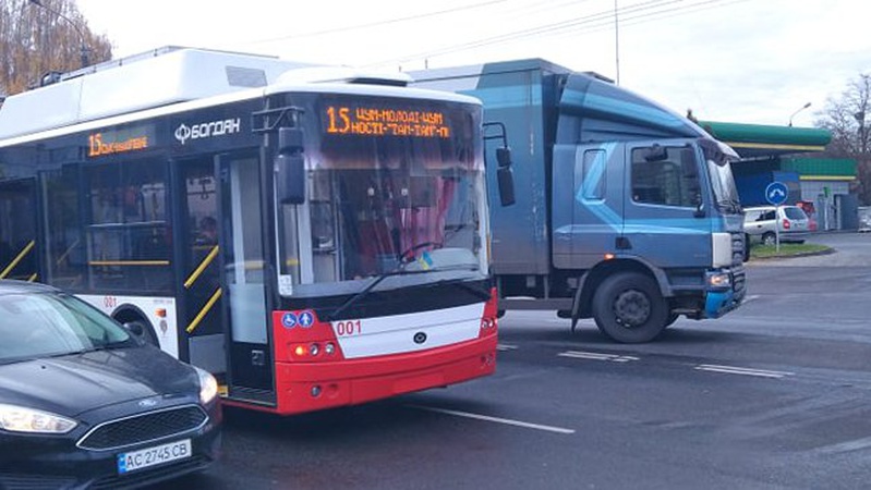 У Луцьку зіткнулися фура і тролейбус. ФОТО. ВІДЕО