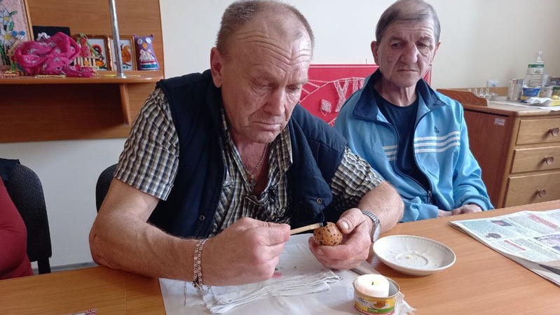 У геріатричному пансіонаті Луцька навчали писанкарства