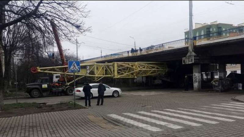 У Луцьку під мостом застряг будівельний кран. ФОТО