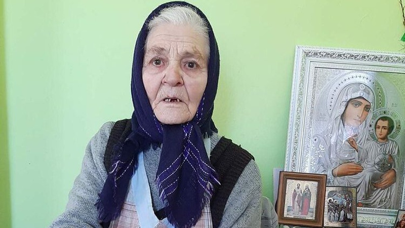 82-річна волинянка пече хліб для захисників України