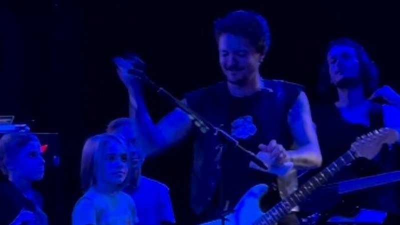 Діти передали зібрані від продажу лимонаду гроші на лікування відомому музиканту