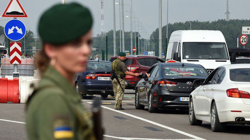 Заборона на виїзд за кордон через борги: як це можна перевірити