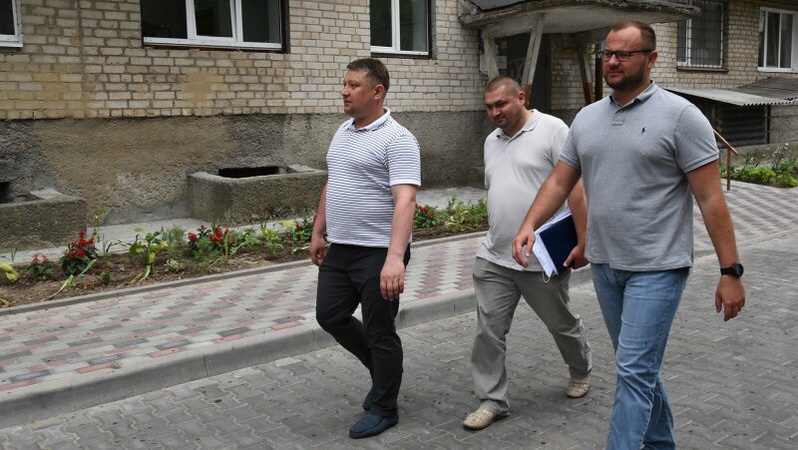 Луцькі чиновники позували фотографу на фоні ремонту. ФОТО