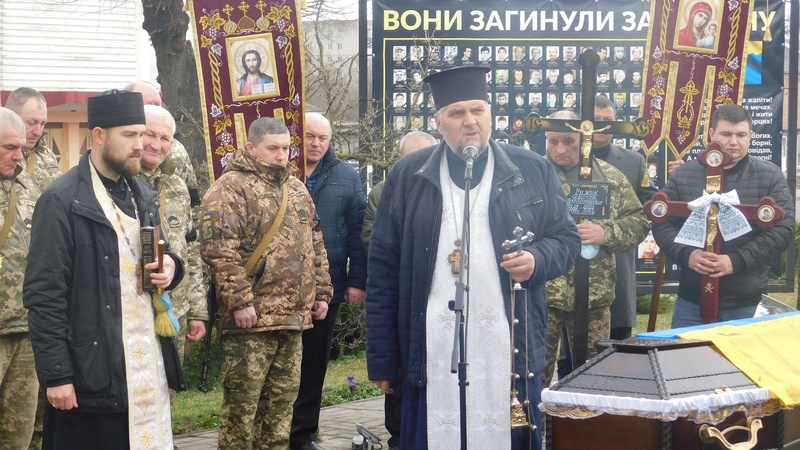 На Волині навколішки зустріли загиблого захисника Героя Дмитра Чижика