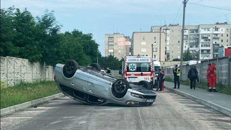 На Волині внаслідок ДТП легковик перекинувся на дах
