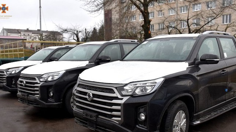 Волинські рятувальники отримали три пікапи від Кореї