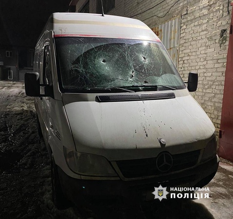 У Луцьку п’яний чоловік розгамселив скло чужих автомобілів