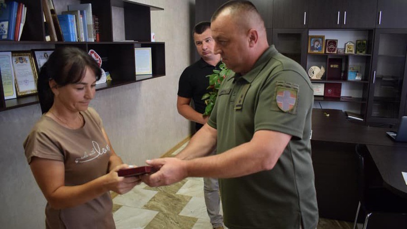 Вдові загиблого воїна з Волині вручили державну нагороду чоловіка