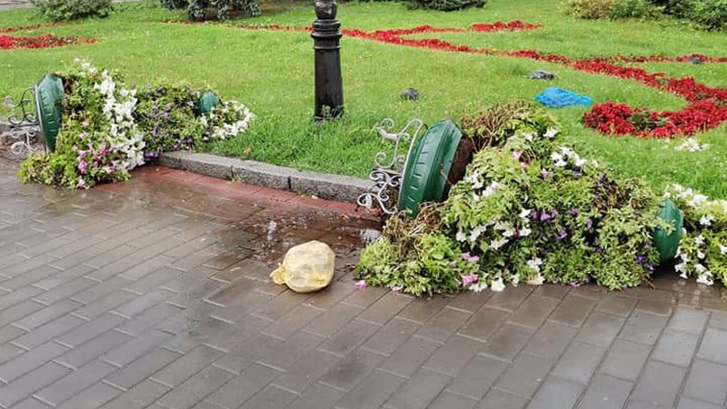 Коли негода вирувала: у центрі Луцька шквалистий вітер зніс квіткові клумби