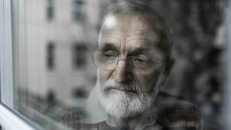 Чому чоловіки помирають раніше і який вік найкризовіший? Мовою біології й демографії