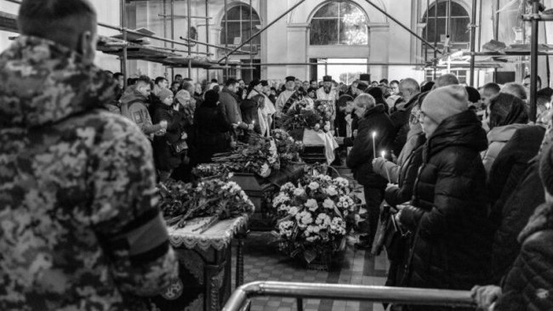 Лучани попрощались із загиблими у війні Героями Русланом Макарчуком та Ігорем Небосьом