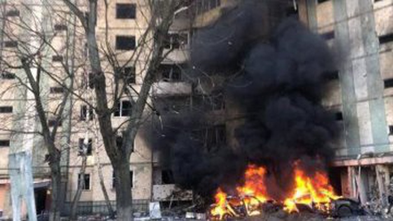 У Києві уламки снаряду влучили в багатоповерхівку: є постраждалі. ВІДЕО