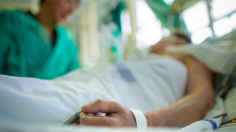 Волинянин на мотоциклі врізався у дерево: його забрали в лікарню