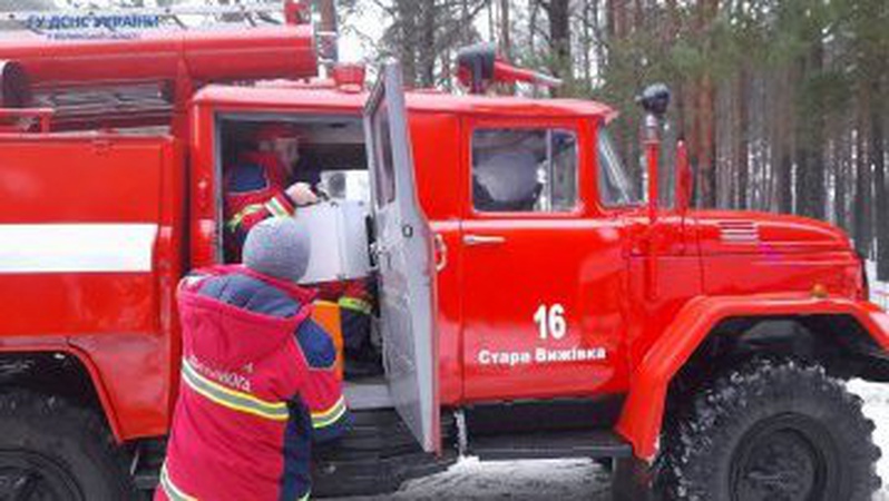 «Швидка» їхала на виклик і застрягла: на Волині рятувальники доставили фельдшера пожежним автомобілем