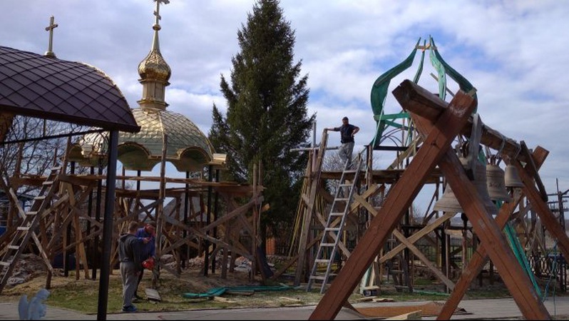 Громада села на Волині побудувала каплицю та дзвіницю