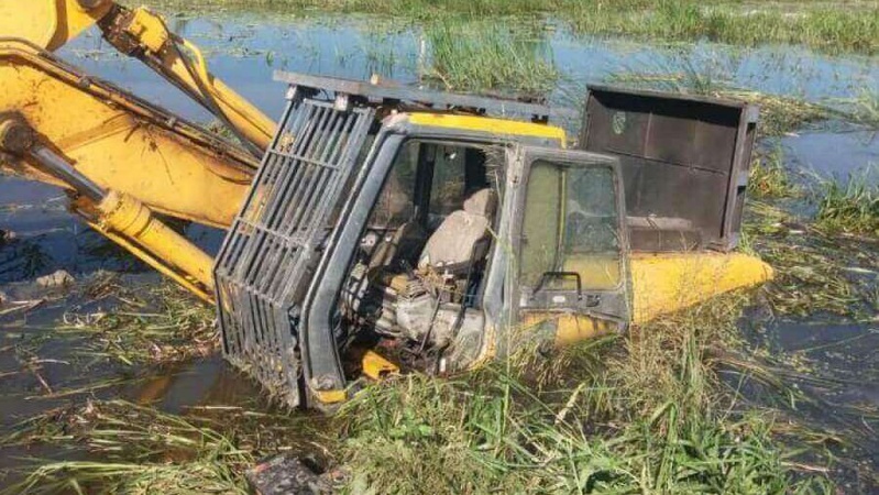 У Ковелі в Турії втопили два екскаватори. ВІДЕО