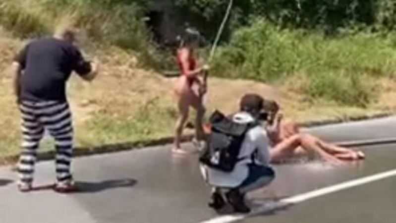 У Чорногорії оштрафували трьох українок за фотосет серед дороги