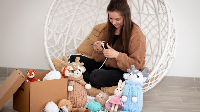 Волинянка виготовляє великодні іграшки із зефірних ниток