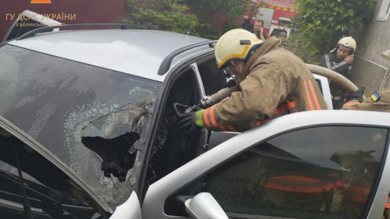 На Волині горіли дерев’яний житловий будинок і авто: відомі причини