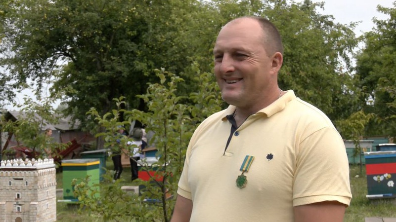 Пасічник з Волині виготовляє корпусні вулики для бджіл