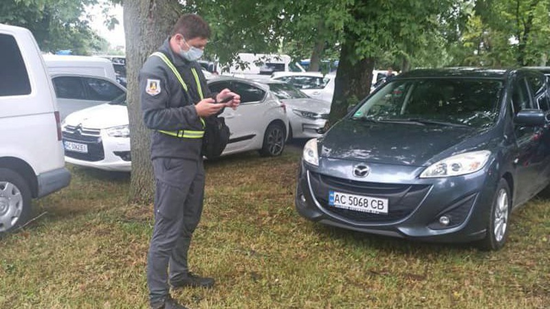 Газон перетворили на болото: у Луцьку водії паркуються на прибережній зоні