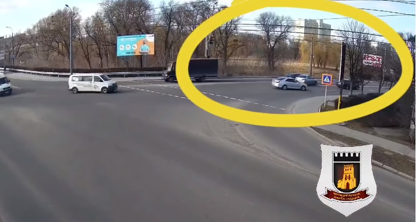 Показали відео, як у Луцьку не поділили дорогу два легковики