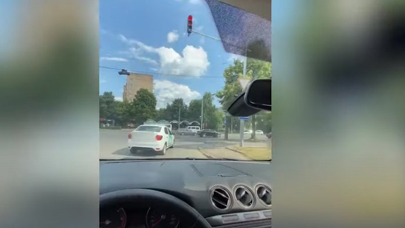 У Луцьку затримали таксиста, який проїхав на червоне світло. ВІДЕО