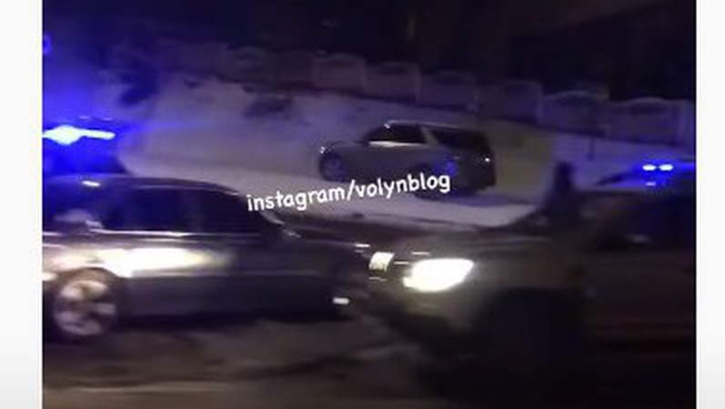 У Луцьку на Набережній водій мікроавтобуса наїхав на бордюр уникаючи зіткнення з BMW. ВІДЕО