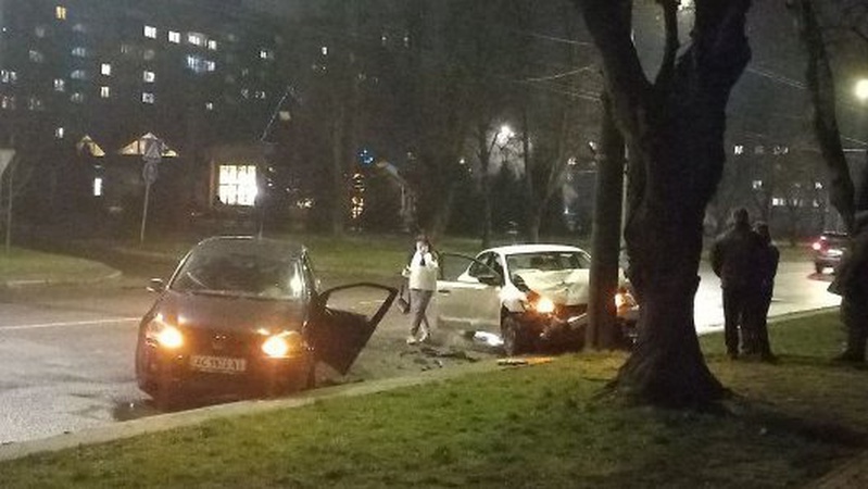 У Луцьку авто влетіло в електроопору