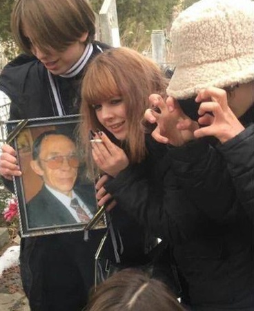 Учні луцької школи танцювали на могилах і робили фото із портретами померлих. ВІДЕО