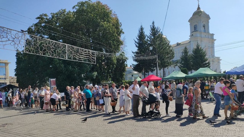 Як у луцькому кафедральному соборі освячують яблука. ФОТО