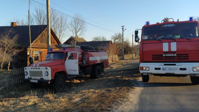 На Волині пожежник врятував пенсіонера й витягнув з палаючого будинку
