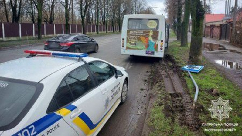 У Луцьку суд оштрафував водія маршрутки, який збив дорожній знак