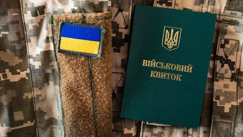 Чому чоловіки за кордоном мають оновити дані в консульствах: пояснення