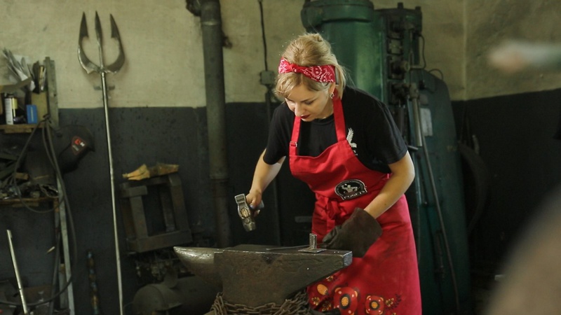 Мама у декреті викувала сокиру для Залужного