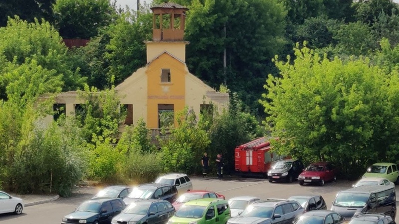 У Луцьку загорілося приміщення старої рятувальної станції. ВІДЕО