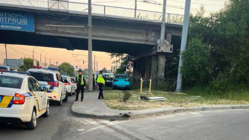 Мав ознаки алкосп’яніння: у Луцьку водій злетів з дороги та збив дорожній знак. ФОТО