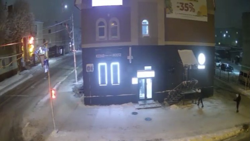 У Нововолинську хулігани вкрали з кав’ярні новорічні прикраси. ВІДЕО